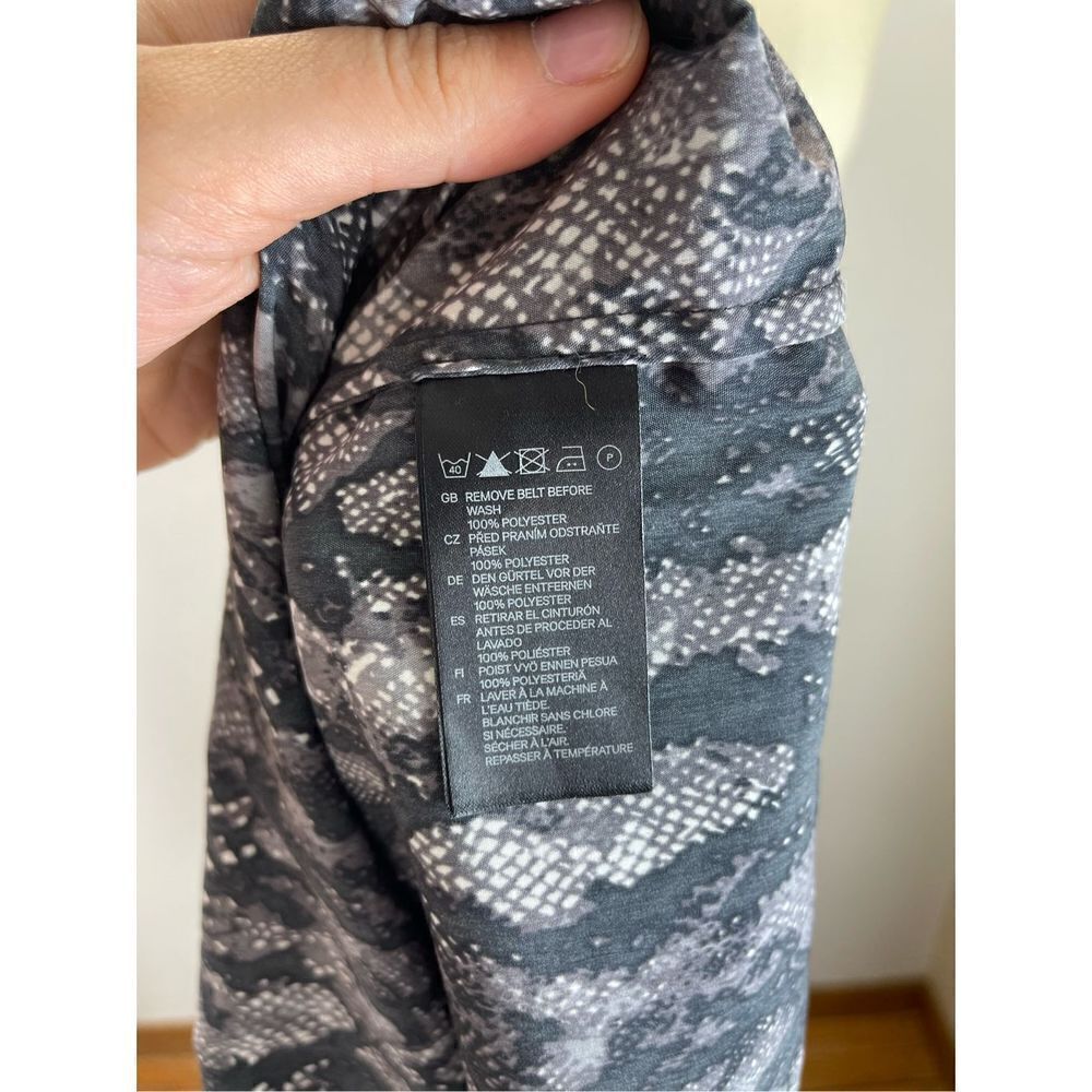 H&M - Lightweight Python 🐍 A-Line Dress - Picture 4 of 4